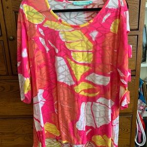 Colorful top. Sleeve openings L